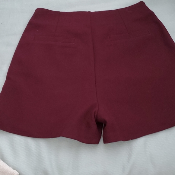 Essue Short - Picture 2 of 3